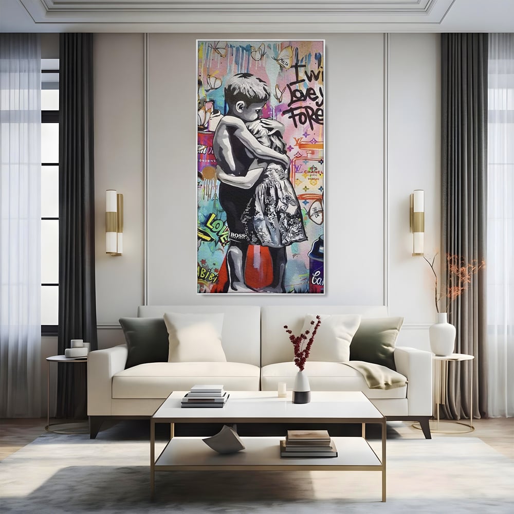 Tablou canvas cu tablou canvas cu doi copii imbratisati, in rama de aluminiu argintiu, pe perete intr-un living